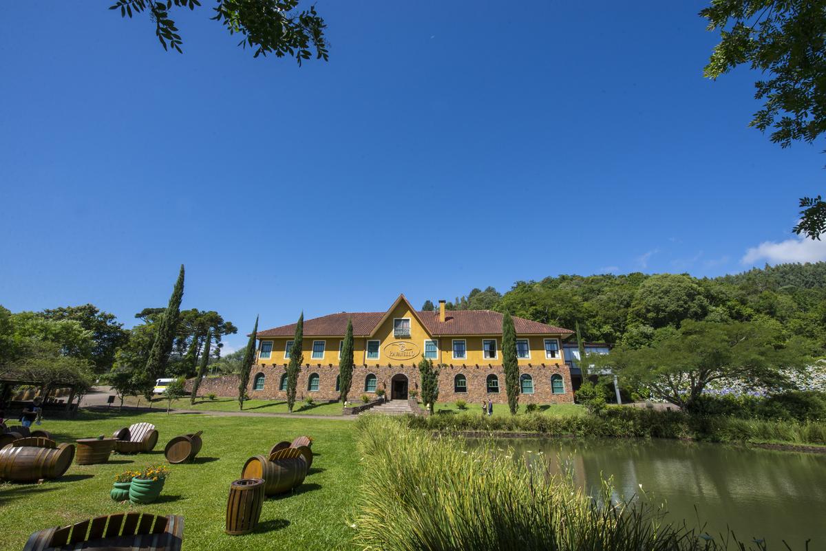 "Vista aérea do Gorjeio Gramado, destacando sua premiada arquitetura, com jardins bem cuidados e estruturas modernas"